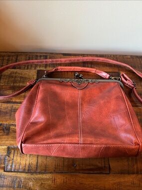 NWOT- Vintage-Style Women's Kiss Clutch Crossbody Bag in Brown/Rust